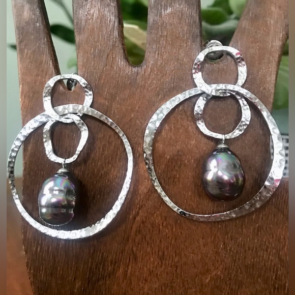 Sterling Tahitian pearl artisan handcrafted hammered silver dangling earrings - Picture 2 of 5